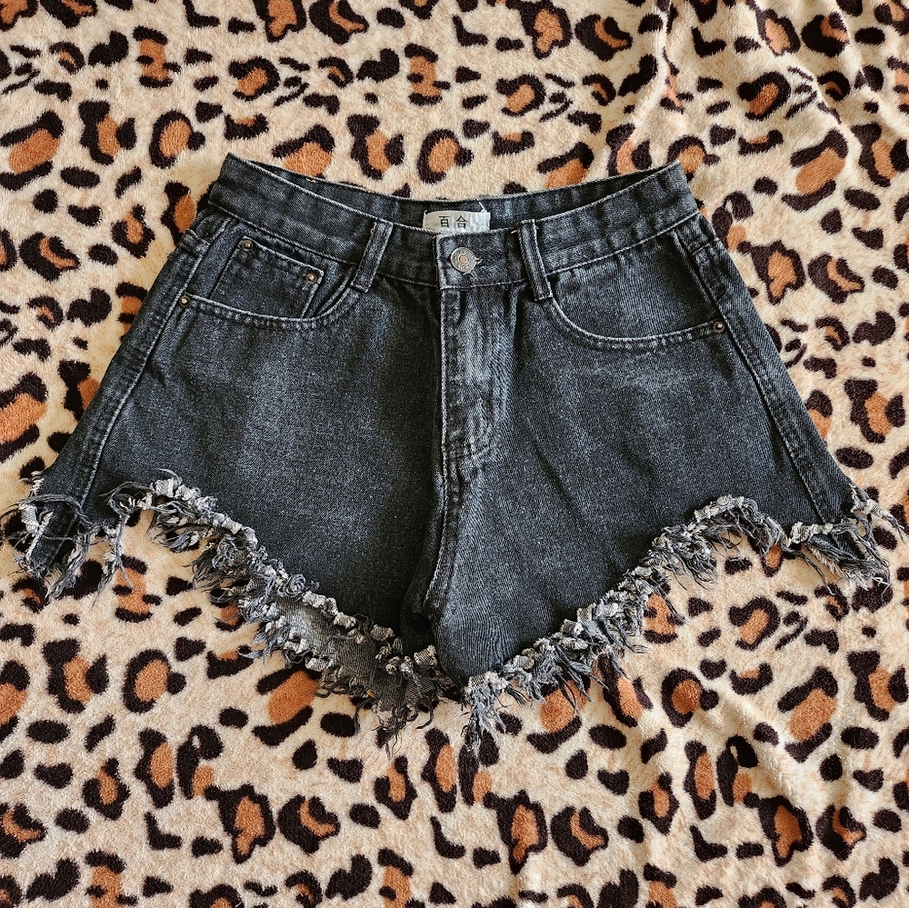 Black frayed hem booty jean shorts size Asian S